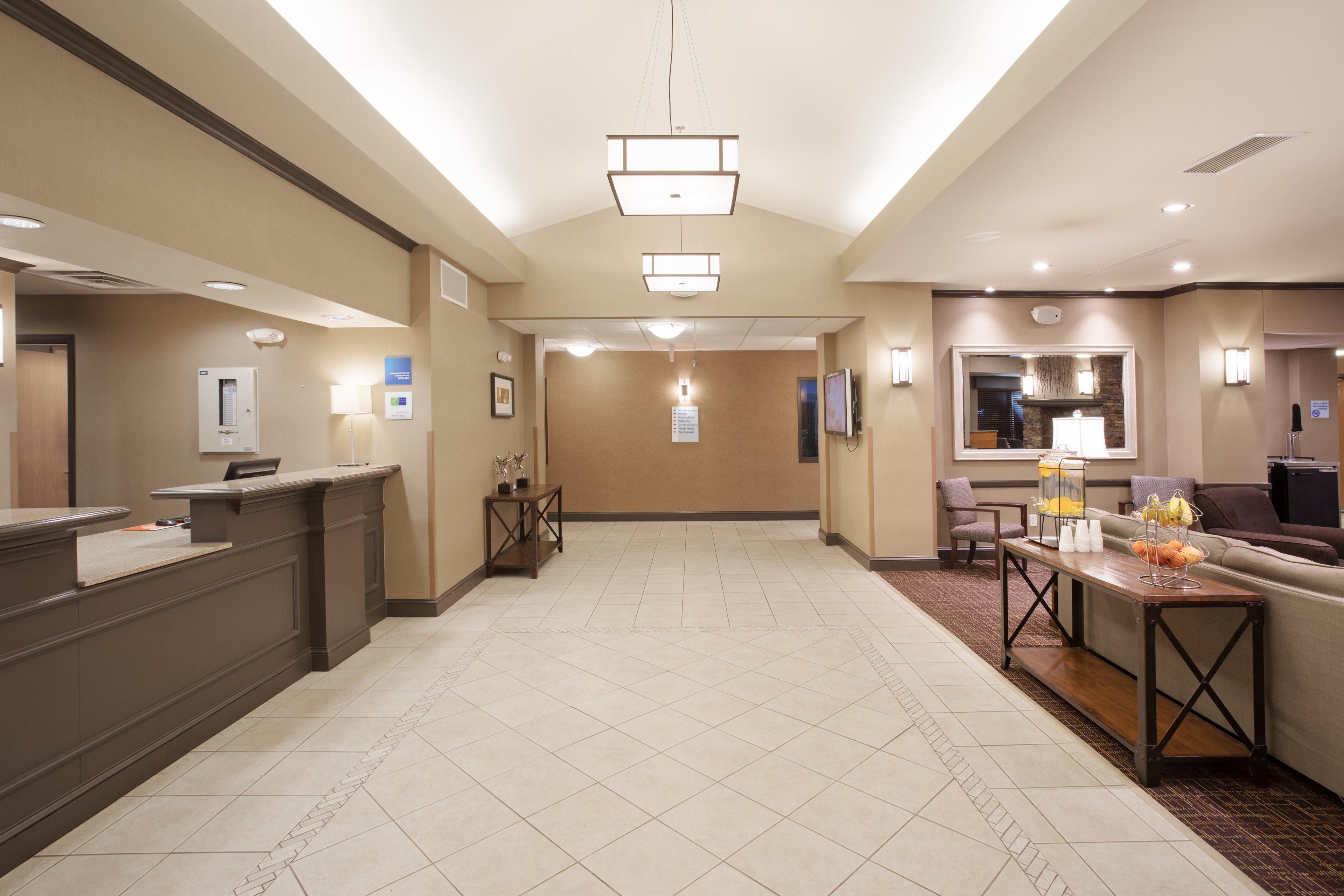 Holiday Inn Express & Suites Yankton By Ihg Exterior photo