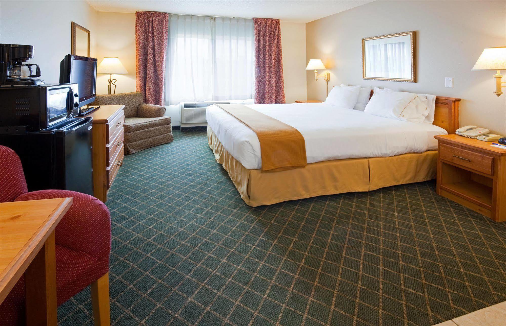 Holiday Inn Express & Suites Yankton By Ihg Exterior photo